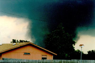 What's the Difference Between a Tornado and a Hurricane? - Utopia
